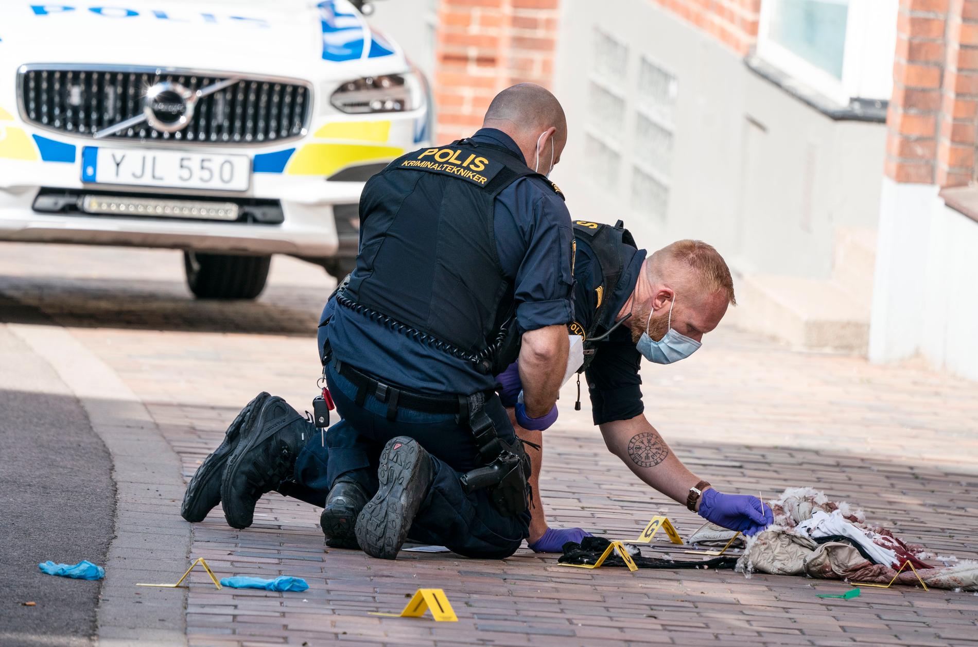 Polisens kriminaltekniker i centrala Helsingborg efter att en kvinna i 60-årsåldern skadats allvarligt i ett knivdåd. Arkivbild.