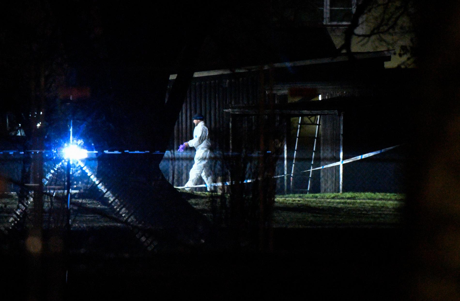 olisens kriminaltekniker på plats på Segevång i Malmö i torsdags med anledning av att en man hittats skjuten till döds.