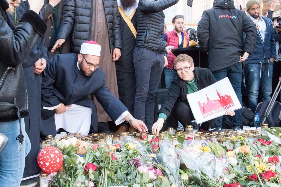 Khaled Adeeb, imam vid Stockholms moské, och Kikki Högdahl, diakon vid Katarina kyrka, hedrar offrem tillsammans.
