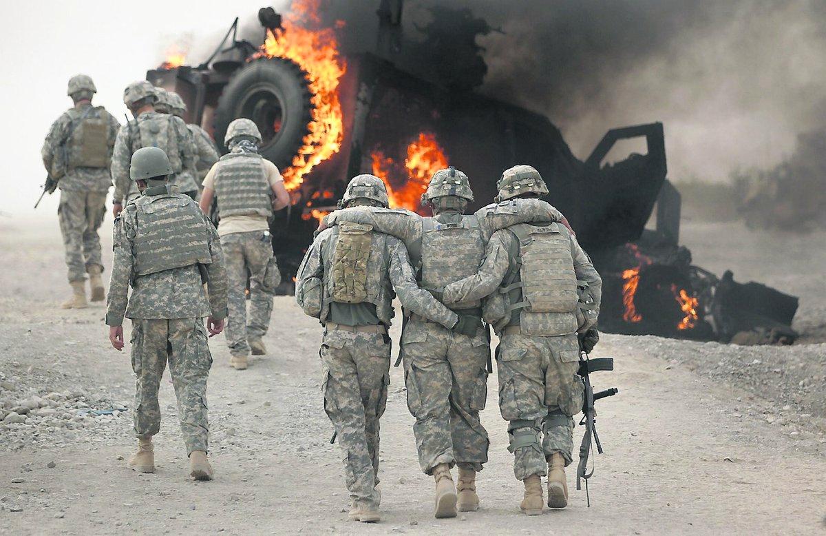 Ett amerikanskt militärfordon brinner efter att ha kört på en vägbomb i Afghanistan 23 juli.