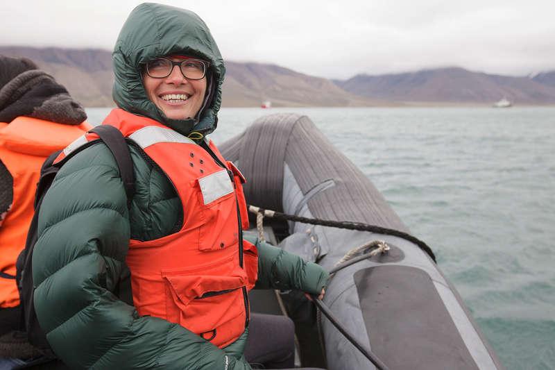 Miljökämpe Emma Thompson ska rädda Arktis. Med sig har hon dottern Gaia Wise.