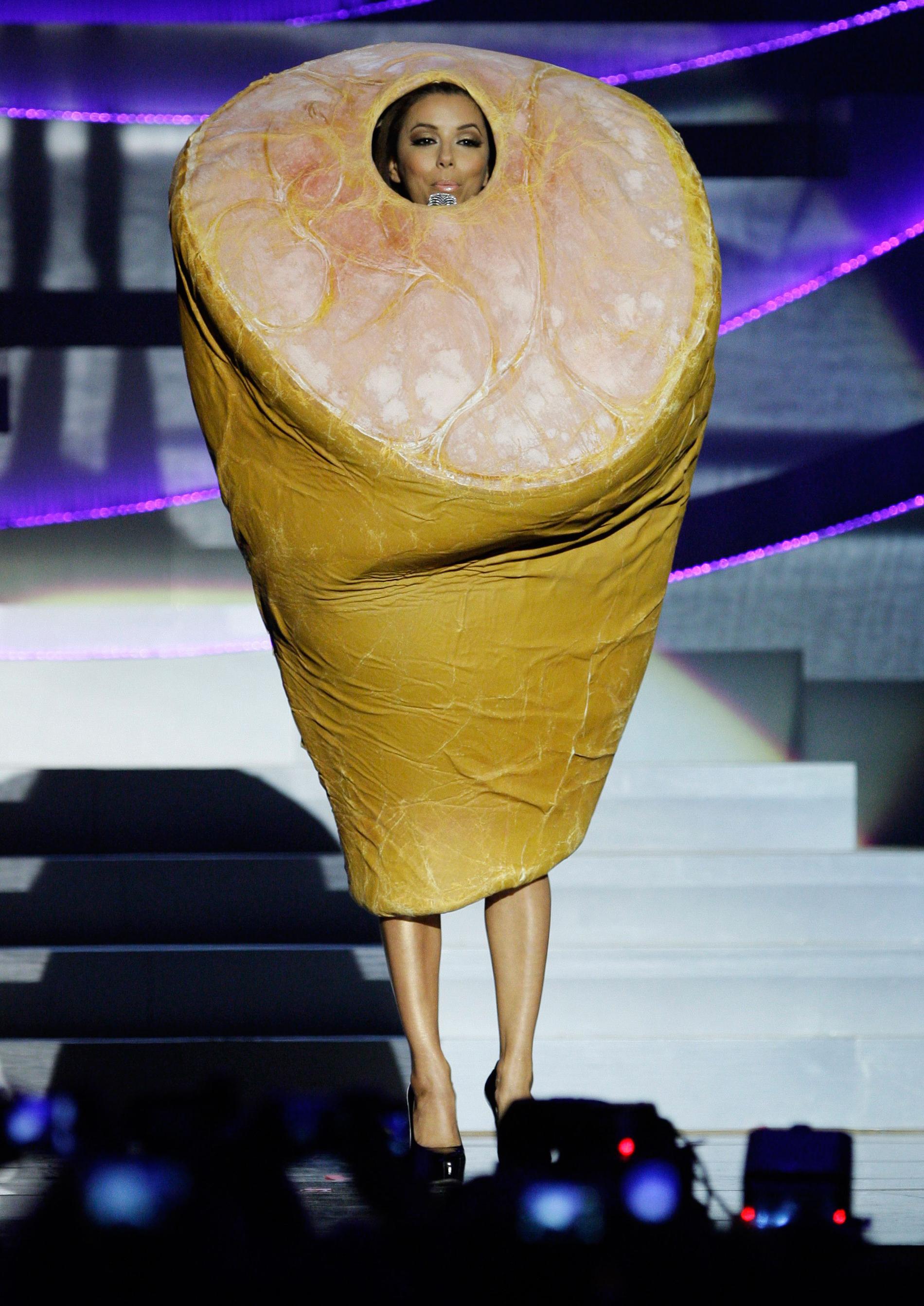 köttpassningen På MTV European Music Awards i Madrid valde Eva Longoria Parker att klä sig i en skinka som en passning till Lady Gagas kött-outfit.