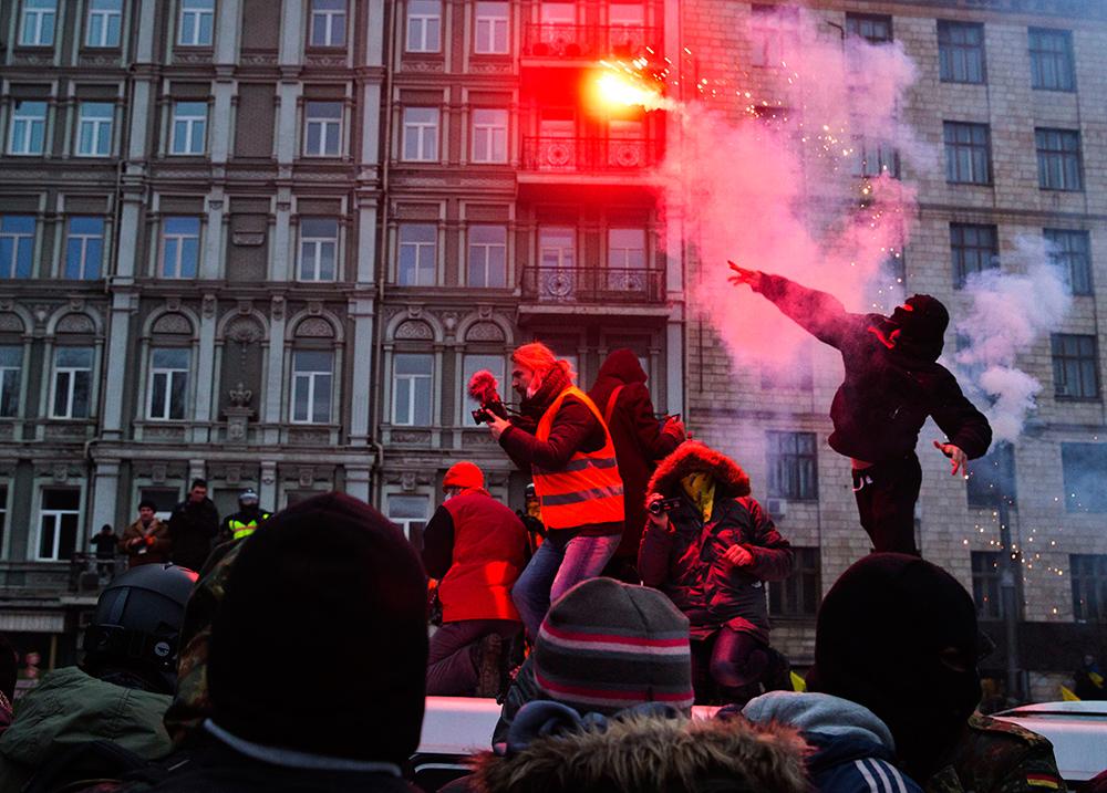 Demonstranter i centrala Kiev, Ukraina.