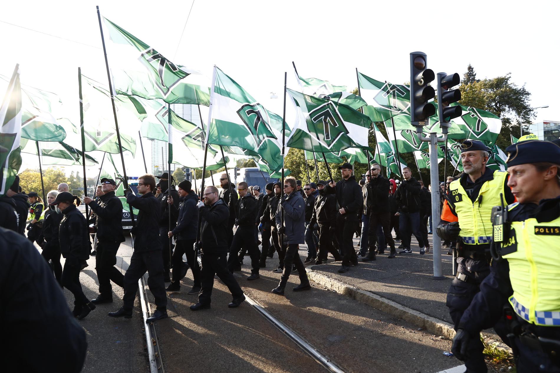 Demonstranter från Nordiska motståndsrörelsens (NMR) vid Heden i centrala Göteborg tidigare i höstas. Arkivbild.