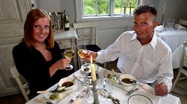 Paret Johanna Nordén och Anders Åkerlund från Sundsvall fick fira förlovningshelg på gästgiveri i Södermanland.