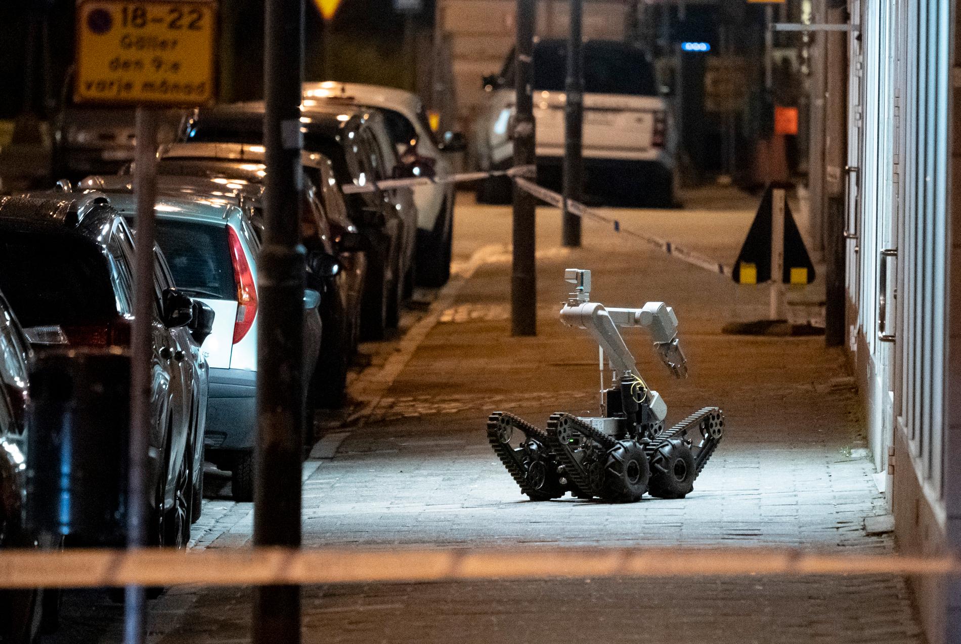 Polisens bombrobot undersöker ett föremål vid en entre till en kontorsfastighet på Fredriksbergsgatan i Malmö efter en detonation på söndagskvällen.
