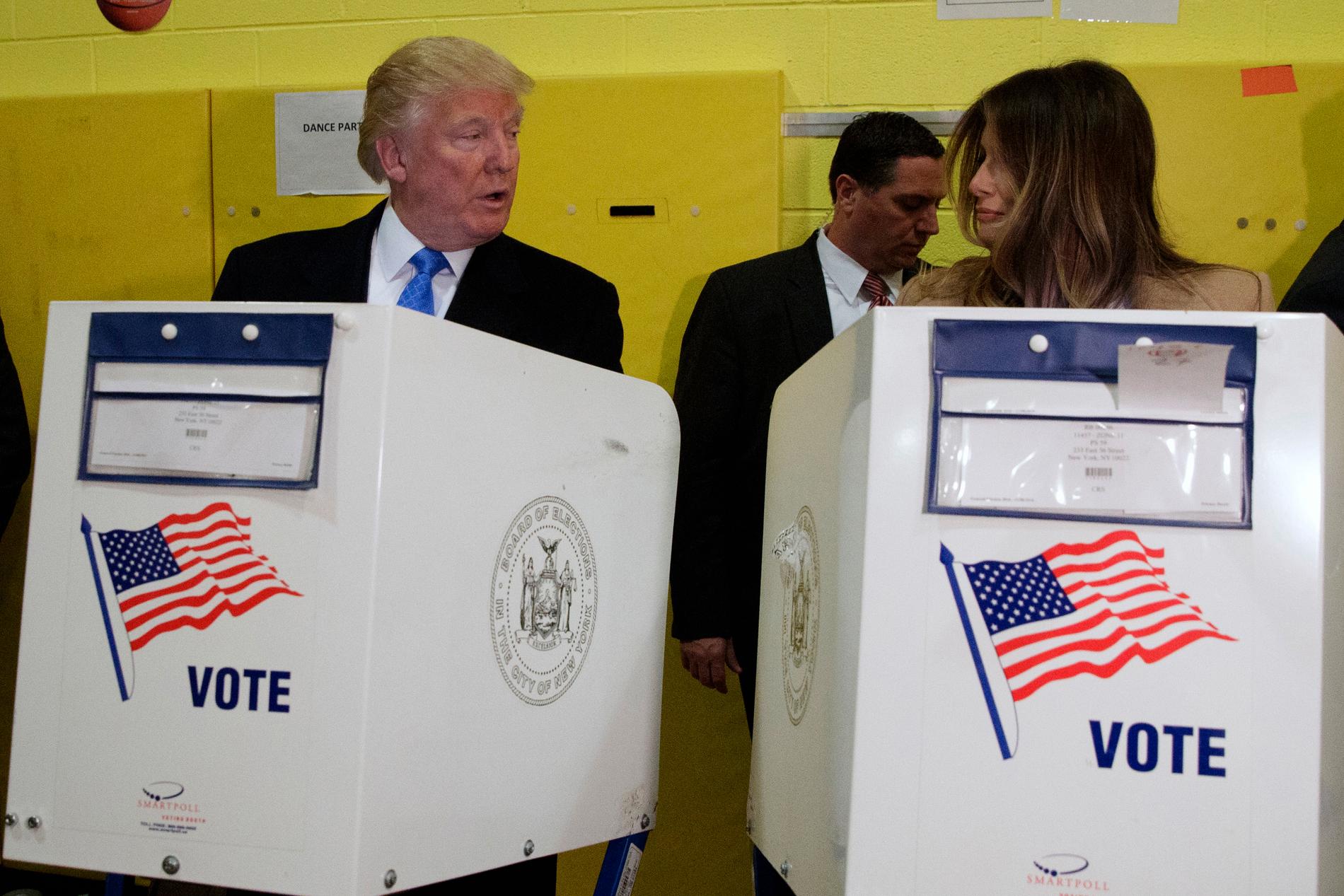 USA:s blivande president Donald Trum med fru röstar.