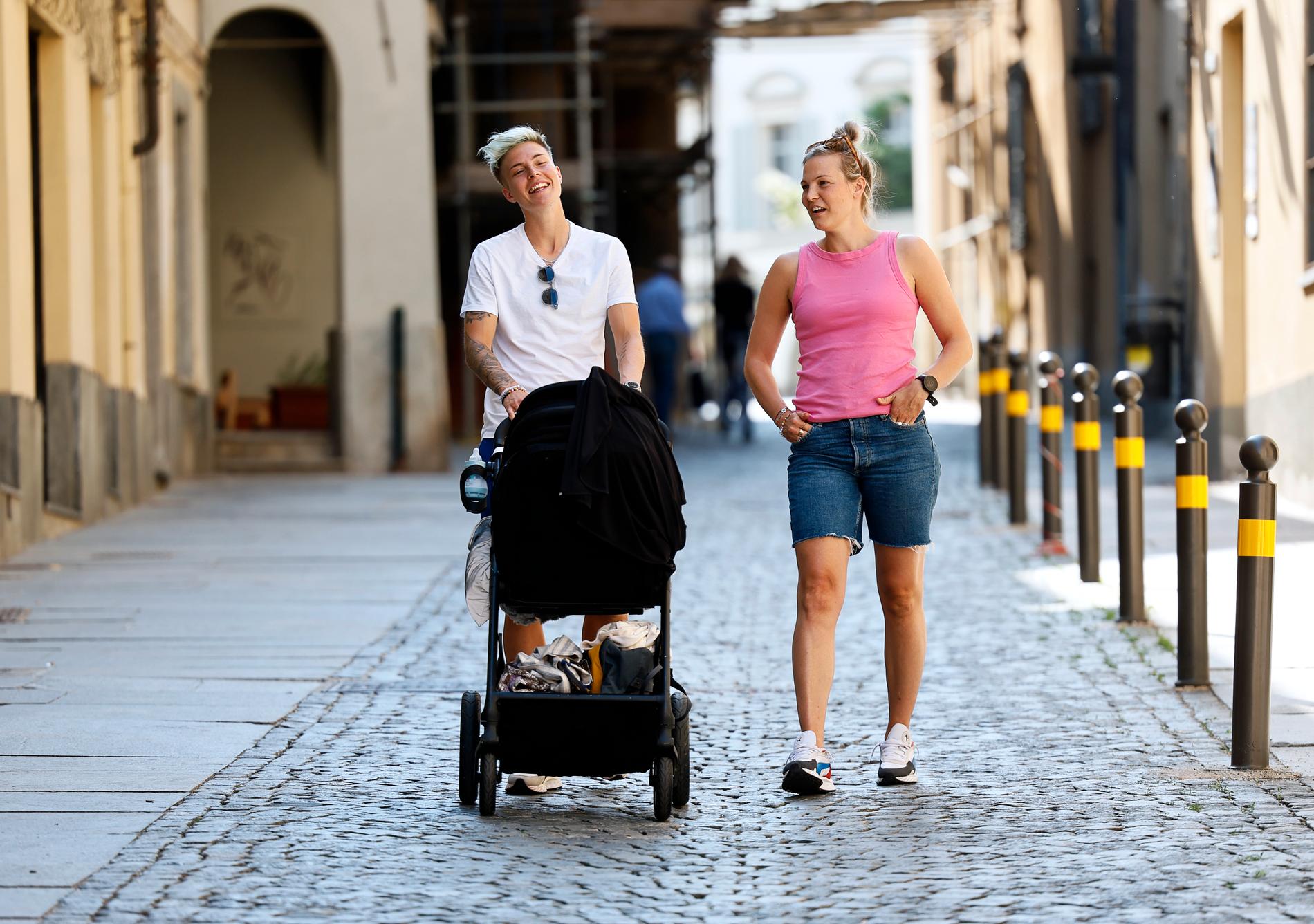Lina Hurtig tillsammans med Lisa Hurtig på Turins gator.
