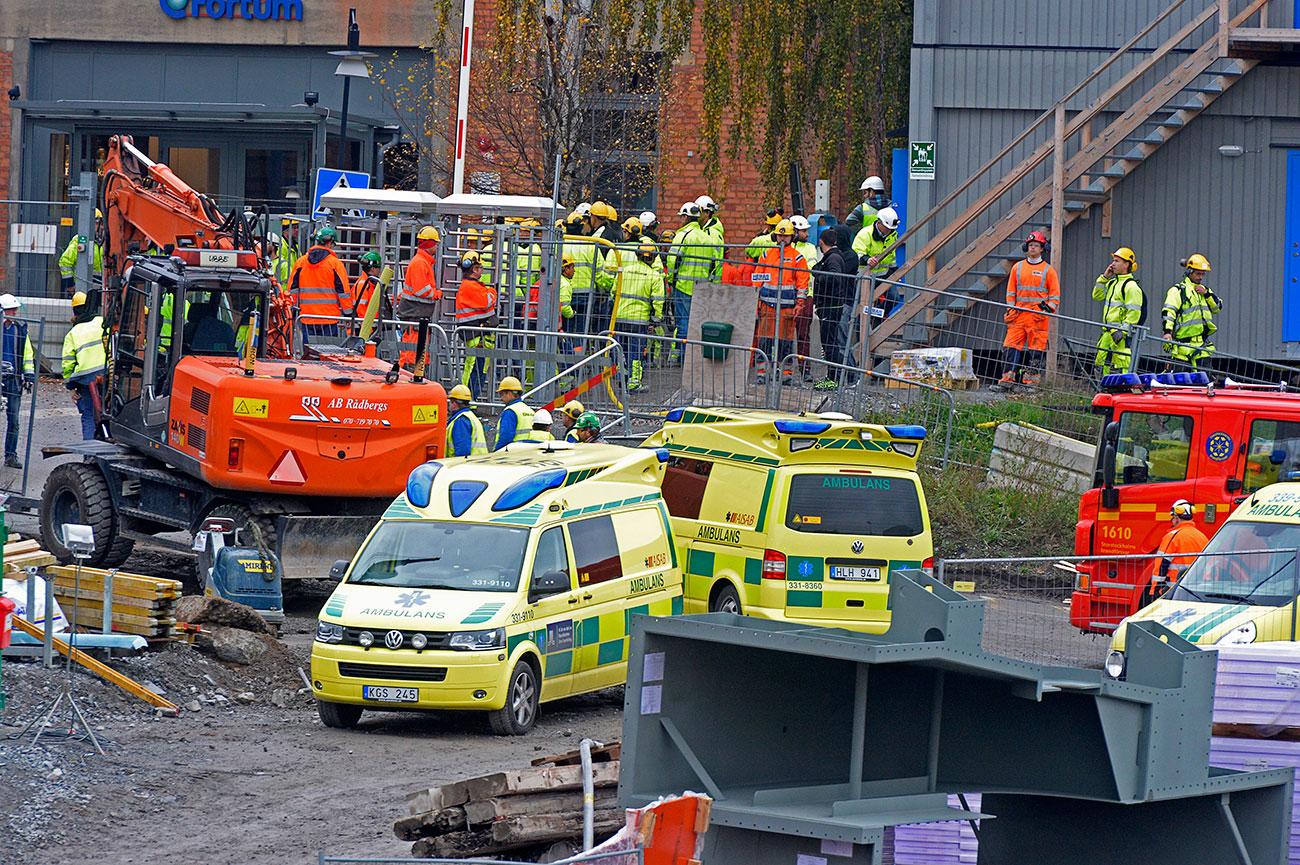 Två byggarbetare dog på Värtaverket i Stockholm i november förra året när en vägg rasade. Dagens debattörer presenterar en strategi för att våra arbetsplatser ska bli säkrare.