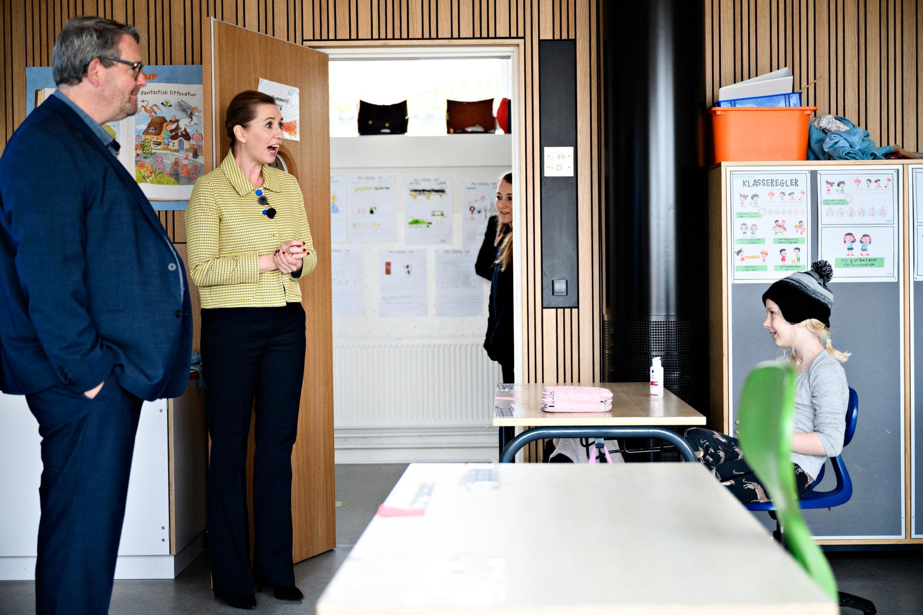 Statsminister Mette Frederiksen försöker öppna Danmark igen. Här besöker hon Lykkeboskolan i Valby i samband med skolors återöppnande häromdagen.