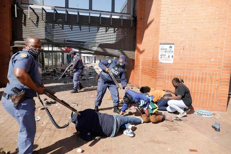 Sydafrikansk polis gör ett gripande i  Johannesburg.