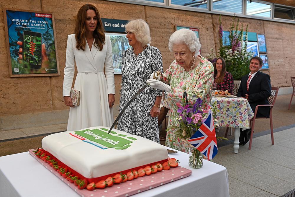 Drottning Elizabeth ratade tårtspaden och skar upp tårtan med en sabel istället. 
