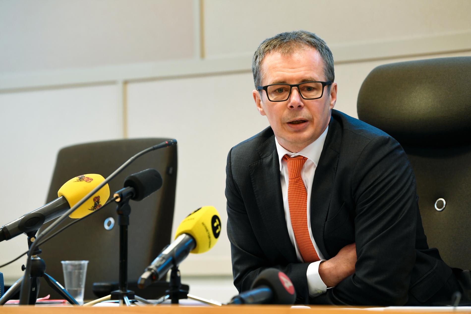 Patrik Alm, chefsrådman, förklarar domen under en pressträff i Solna tingsrätt.