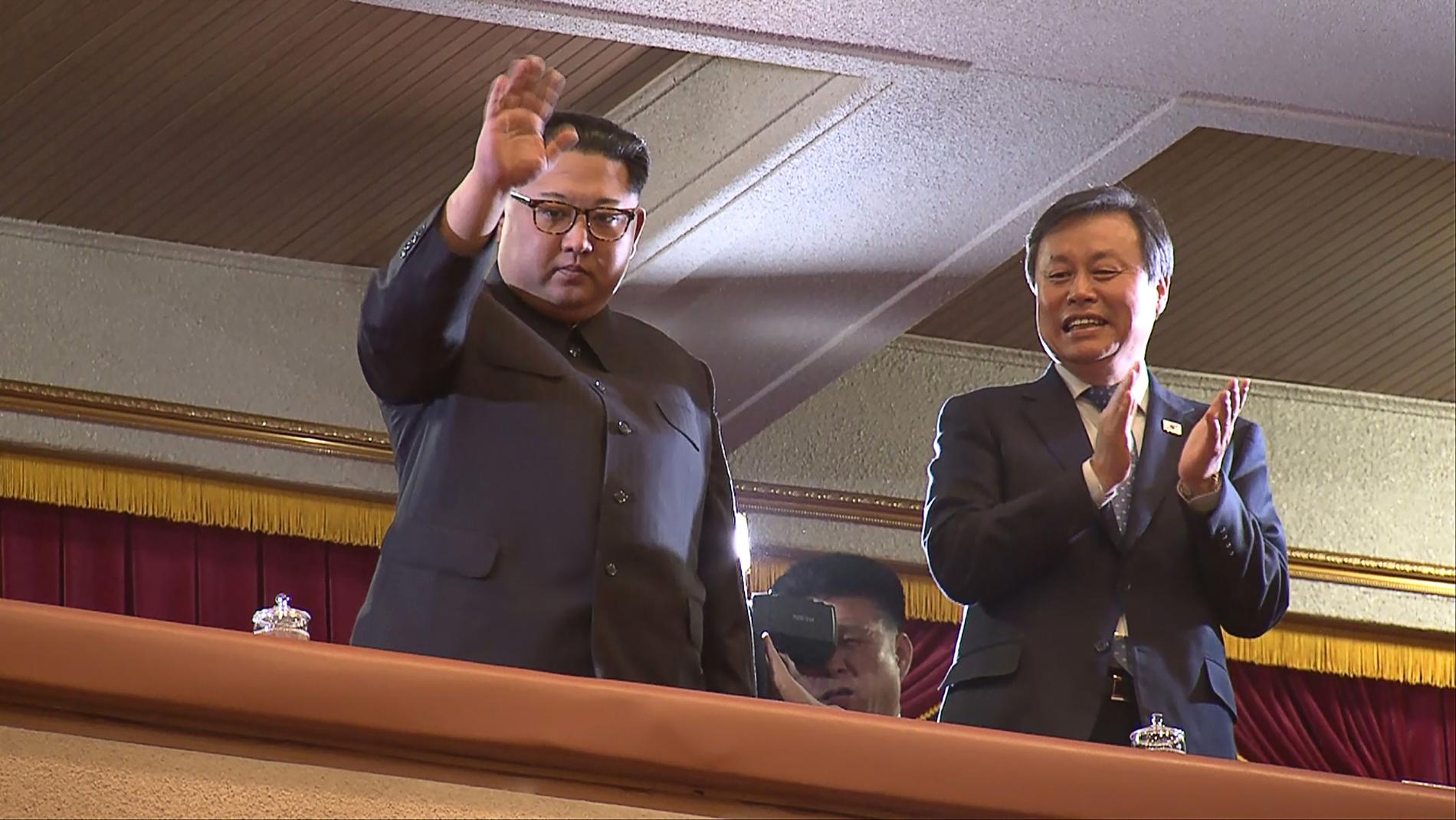Nordkoreanska ledaren Kim Jong-un tillsammans med Sydkoreas kultur- sport och turism-minister Do Jong-whan under den ovanliga konserten. 