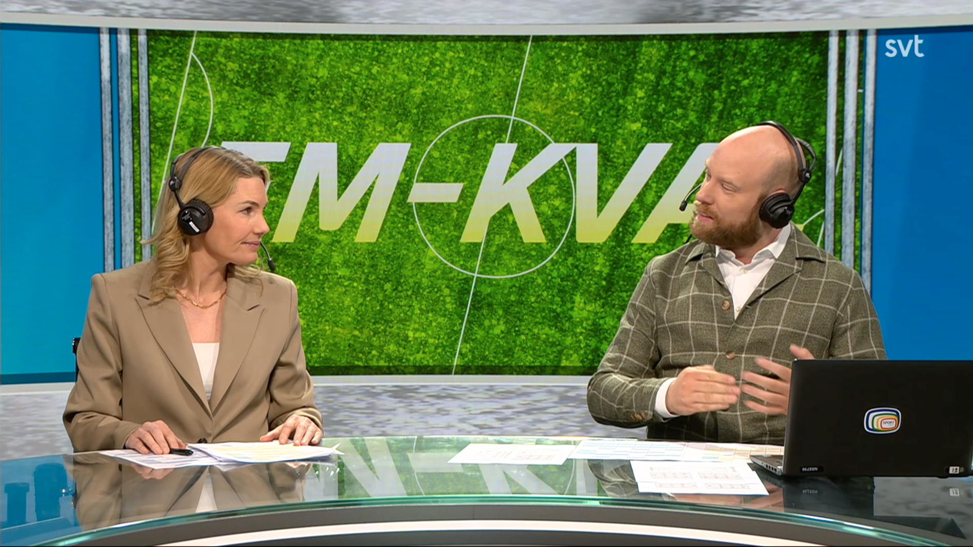 SVT:s studio och kommentering under matchen mot England, beståendes av Hannar Marklund (expert) och Ola Bränholm. 