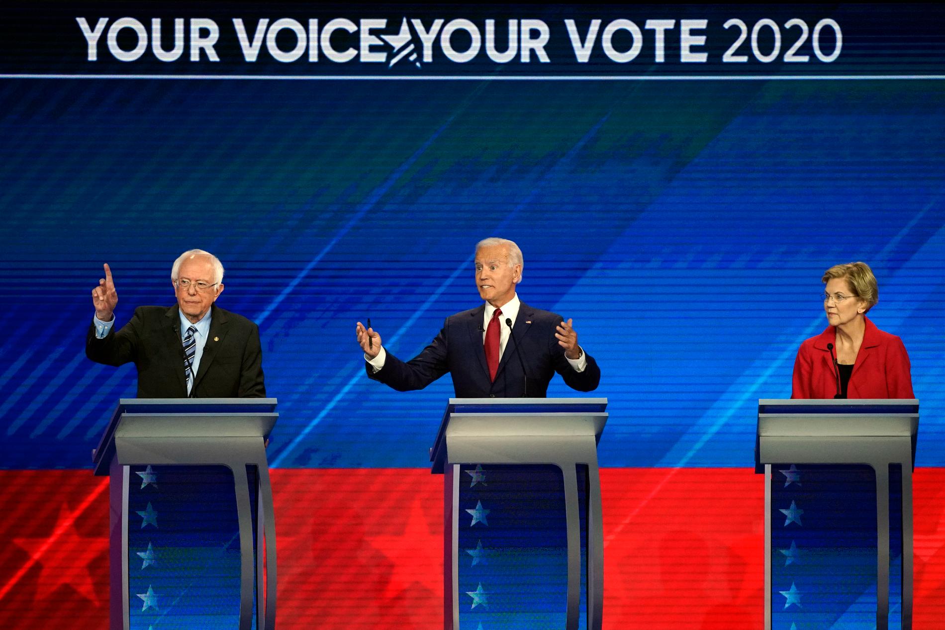 Presidentaspiranterna Bernie Sanders, Joe Biden och Elizabeth Warren fick stå i mitten under debatten, eftersom de utgör tättrion i opinionen.