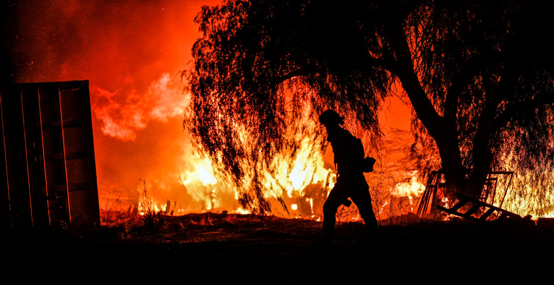Invånare tvingas fly skogsbränder, översvämningar och hetta i Kalifornien. Nu går 18 barn till domstol och stämmer EPA och amerikanska regeringen.