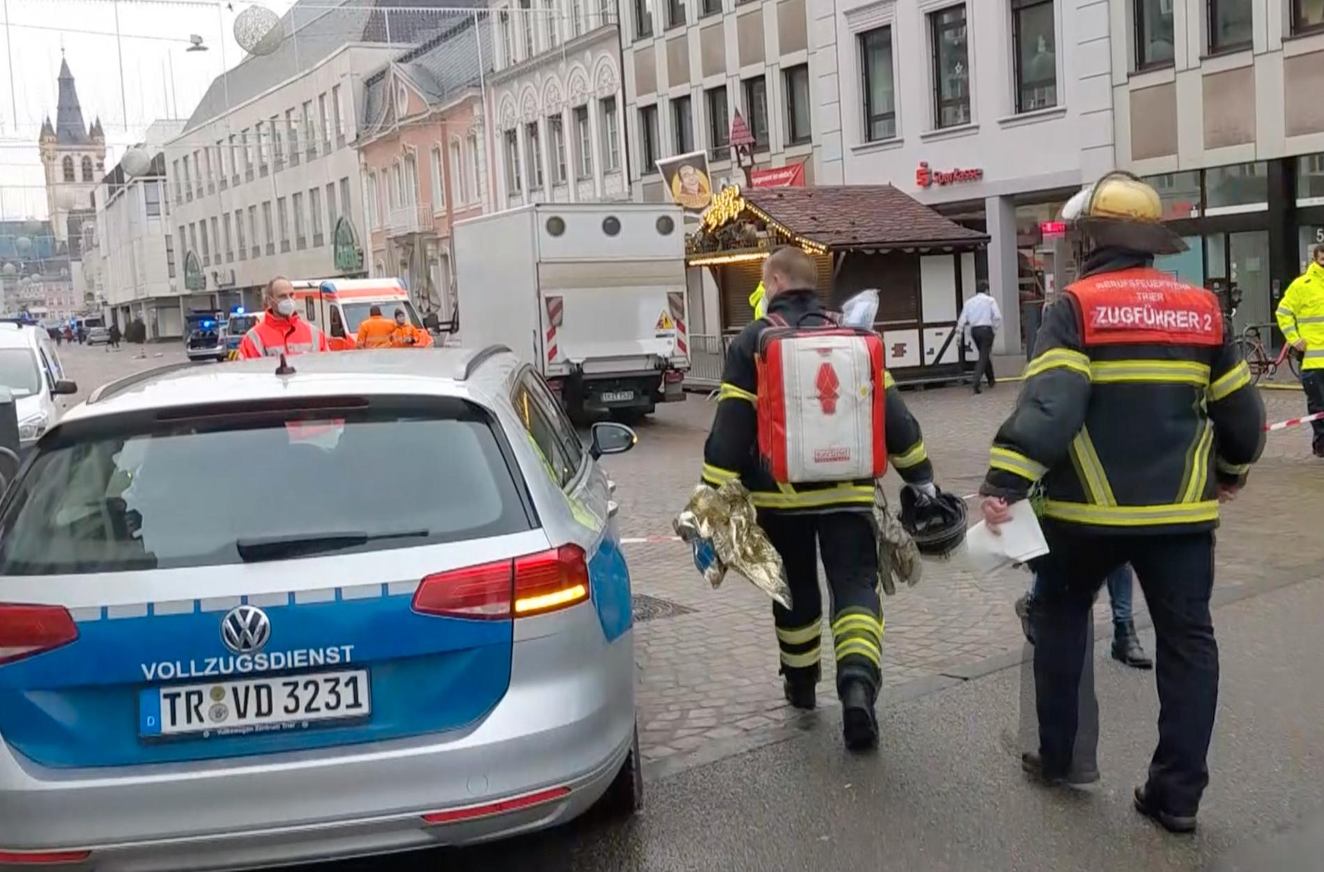 Polis och räddningspersonal i Trier efter att en bil kört in i en folkmassa.