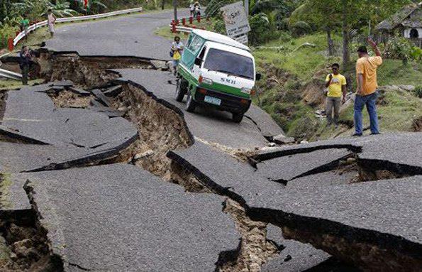 En väg i Katmandou är helt förstörd efter kraftiga jordskalvet