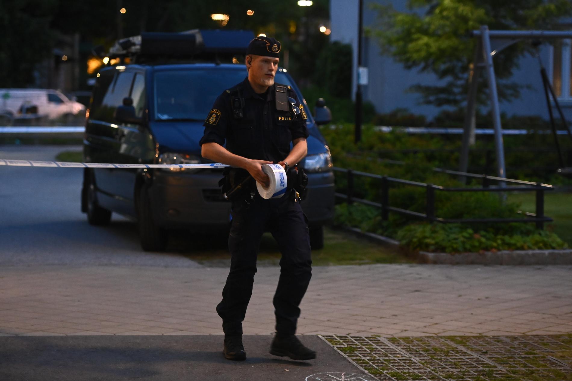 Polisen är på plats i Spånga efter larm om ett misstänkt mord.