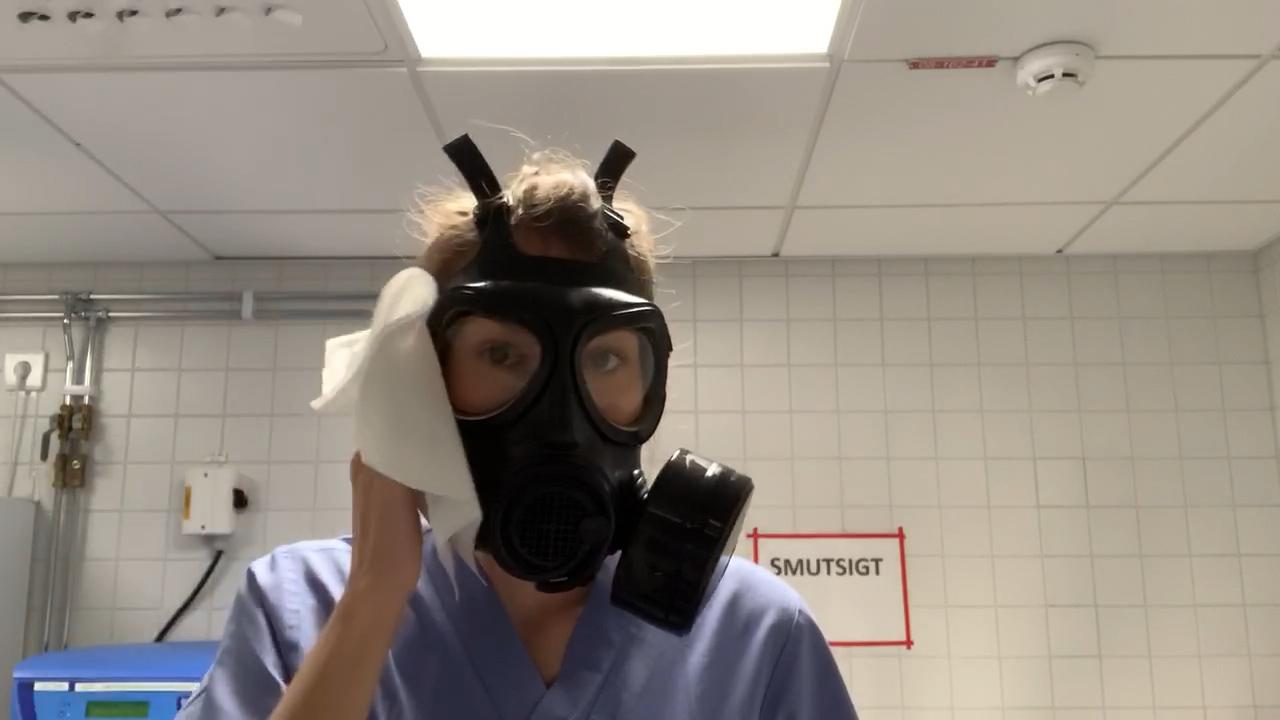 Ebba, 24, tvättar skyddsmask 90 på Danderyds sjukhus.