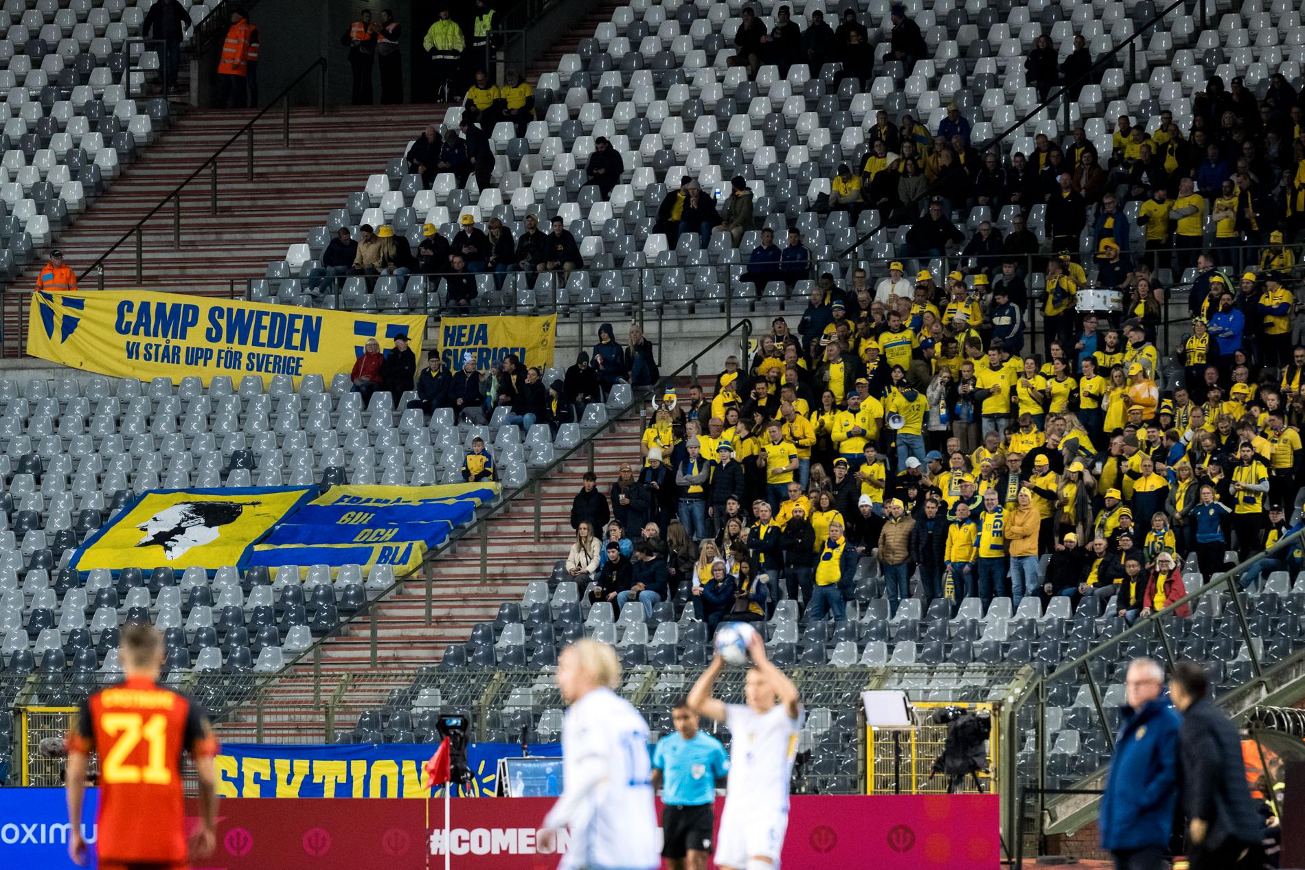 Svenska fans under matchen mot Belgien. 