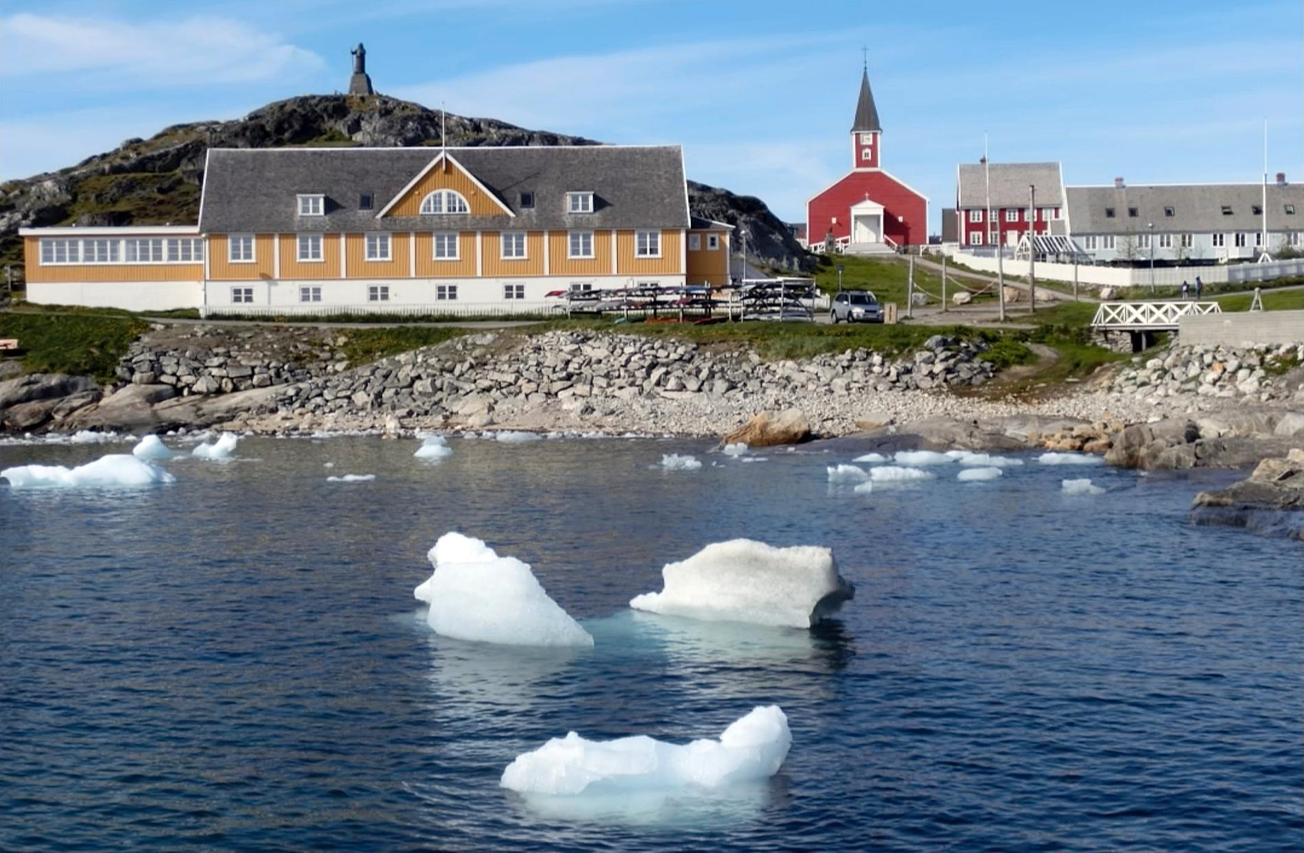 2023 var det varmaste året som uppmätts. På bilden bitar från smältande is vid Nuuk på Grönland.