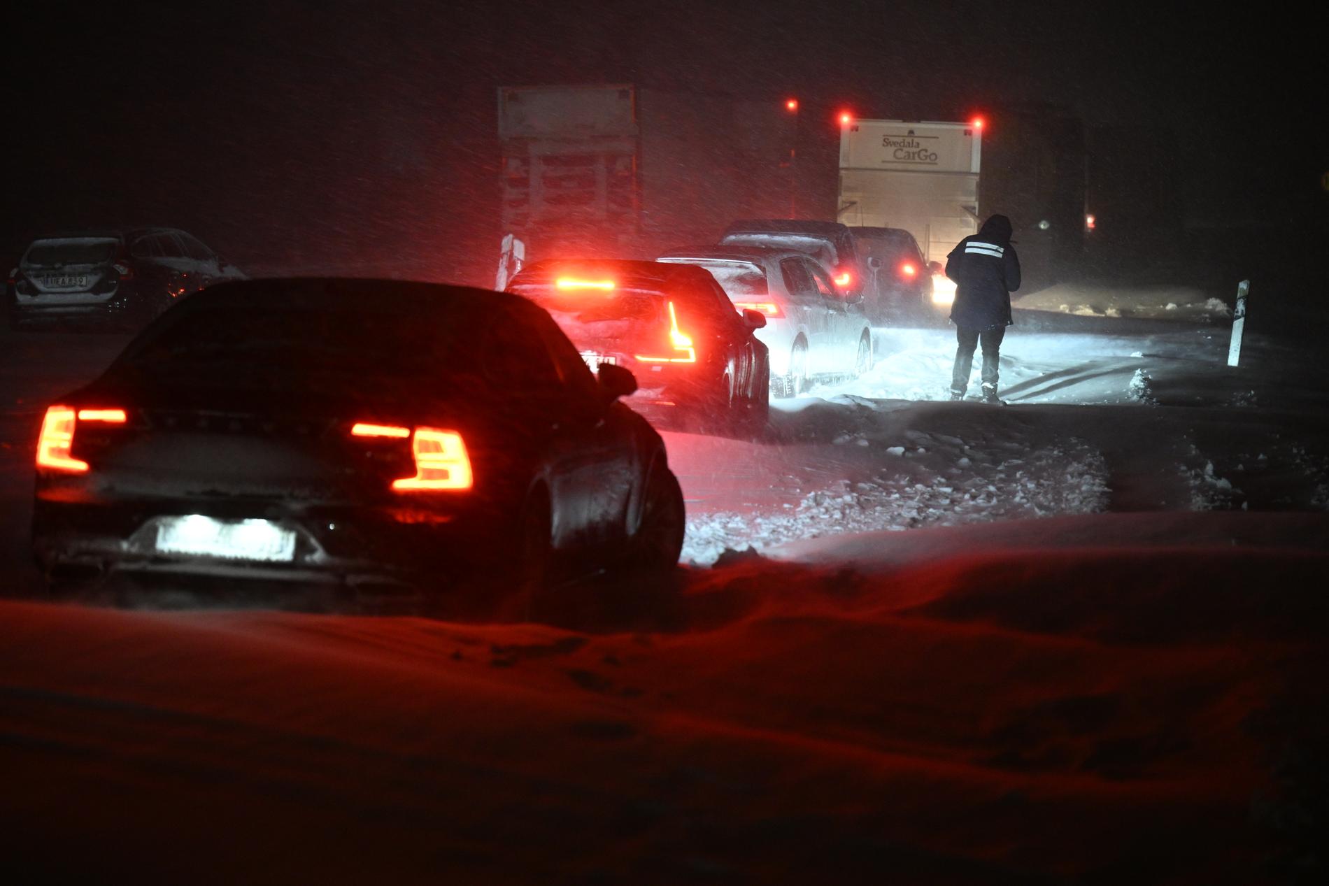 På E22 mellan Hörby och Kristianstad satt runt 1 000 fordon fast i kö på grund av stora mängder snö som fallit på vägbanan och begränsat framkomligheten. Arkivbild.