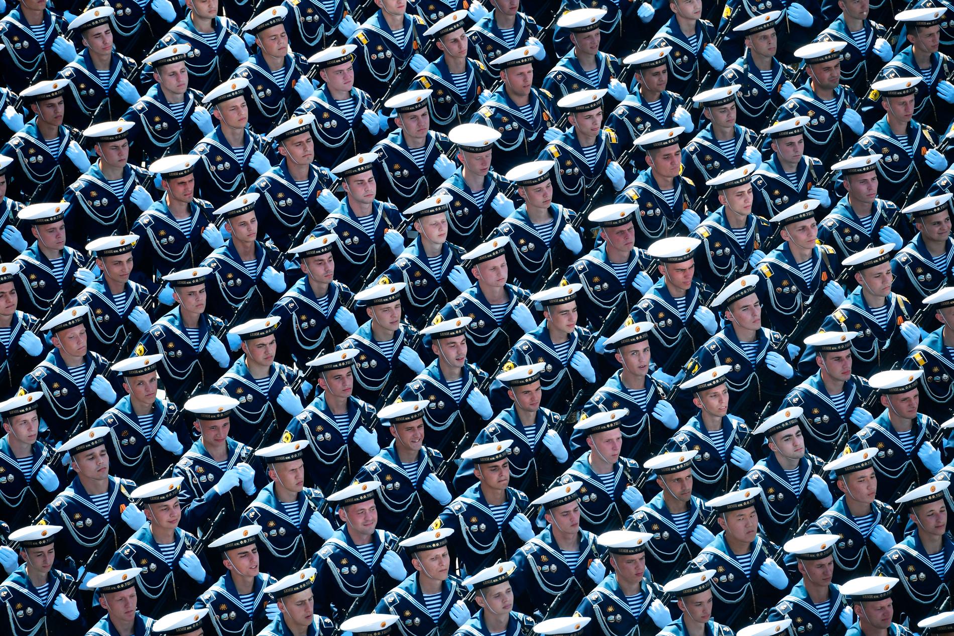 Ryska marinsoldater paraderar i Moskva. Arkivbild.
