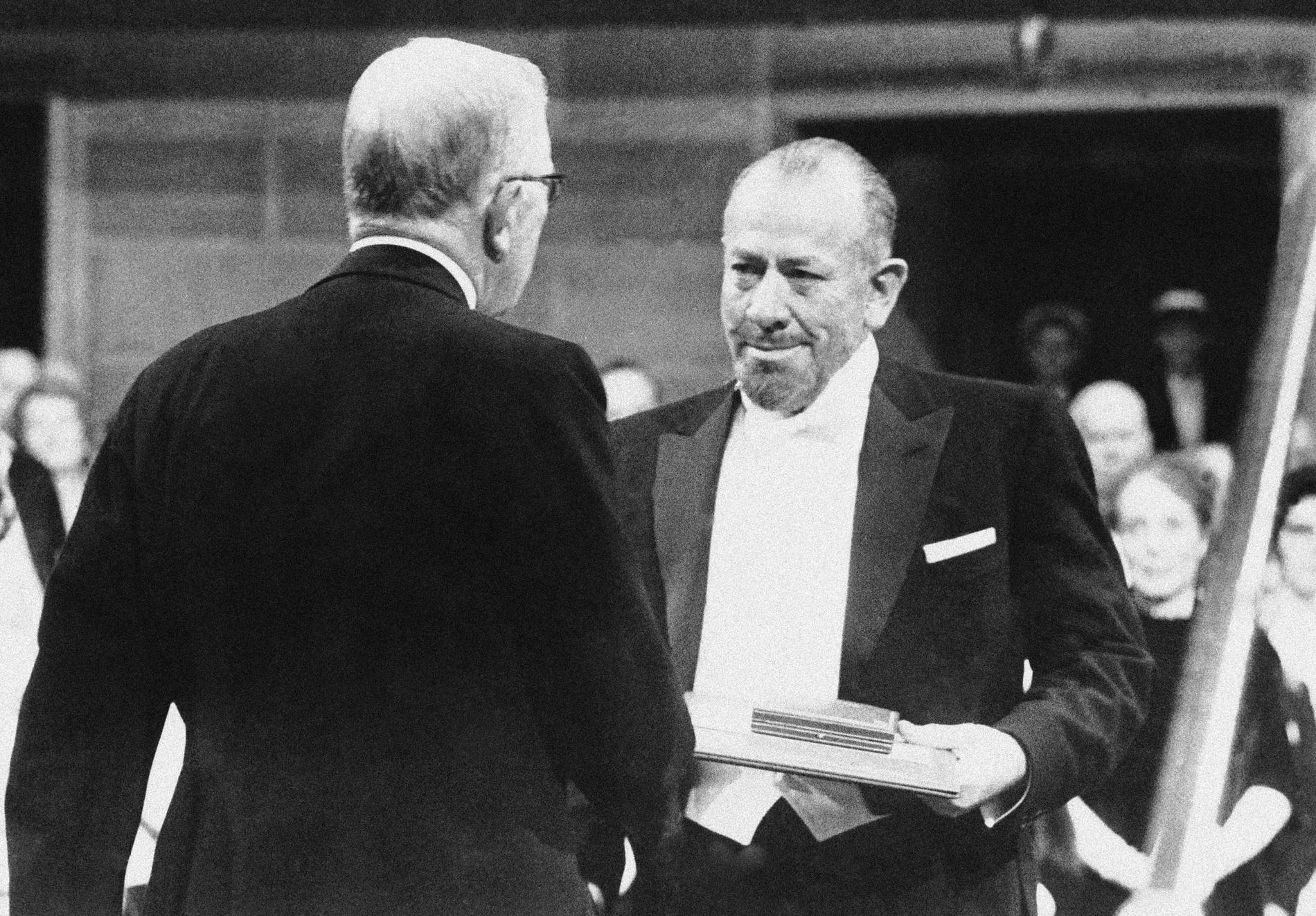 John Steinbeck tar emot nobelpriset i litteratur 1962. Arkivbild.