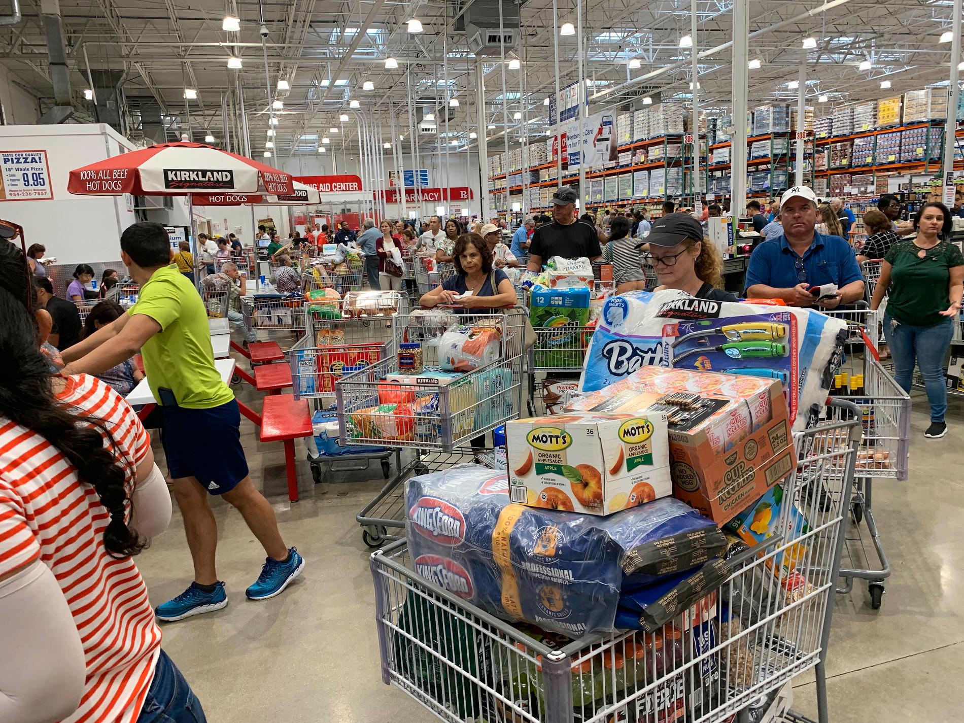 Människor köar i en butik i Davie i Florida på torsdagen för att bunkra upp förråd inför orkanen Dorians ankomst.