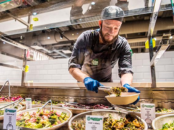 Kim Fredriksson jobbar i matbutiken ”Paradiset” i Stockholm. Här lagar man delikatesser av mat som nästan gått ut. 