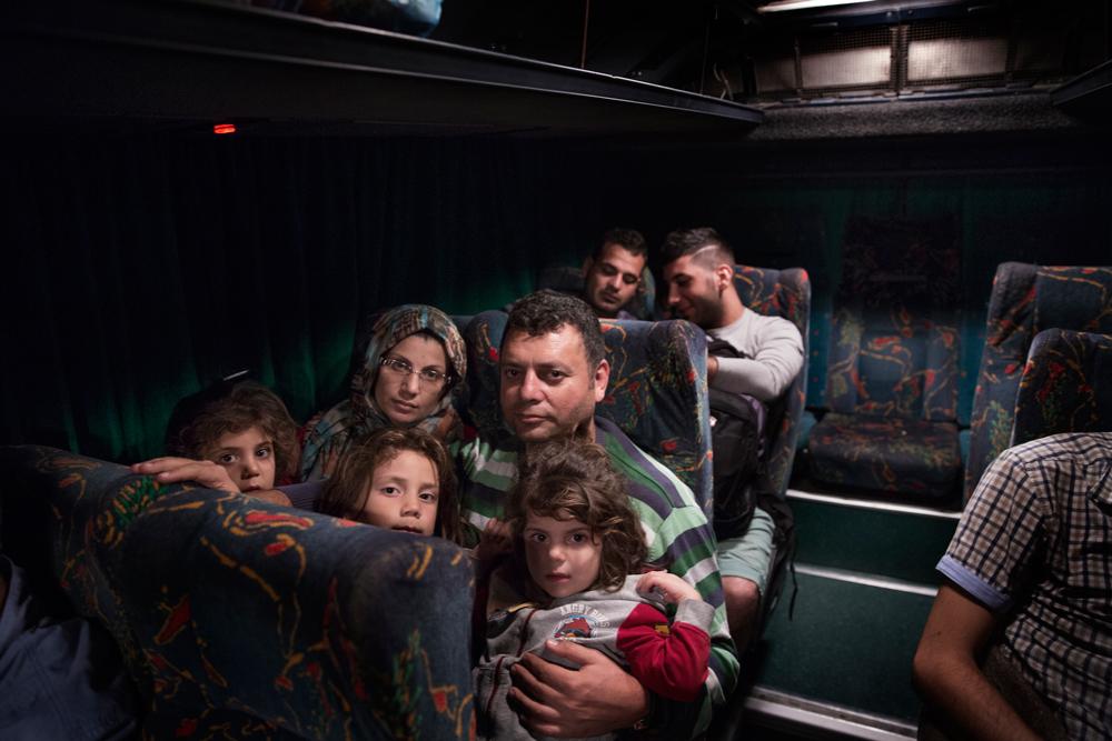 Hussein Tahir vill tillsammans med sin hustru och barnen Ailin, 7, Nervin, 5, och Nouran, 2 år, helst till Sverige. Här på bussen som ska ta dem genom Makedonien till Serbien.