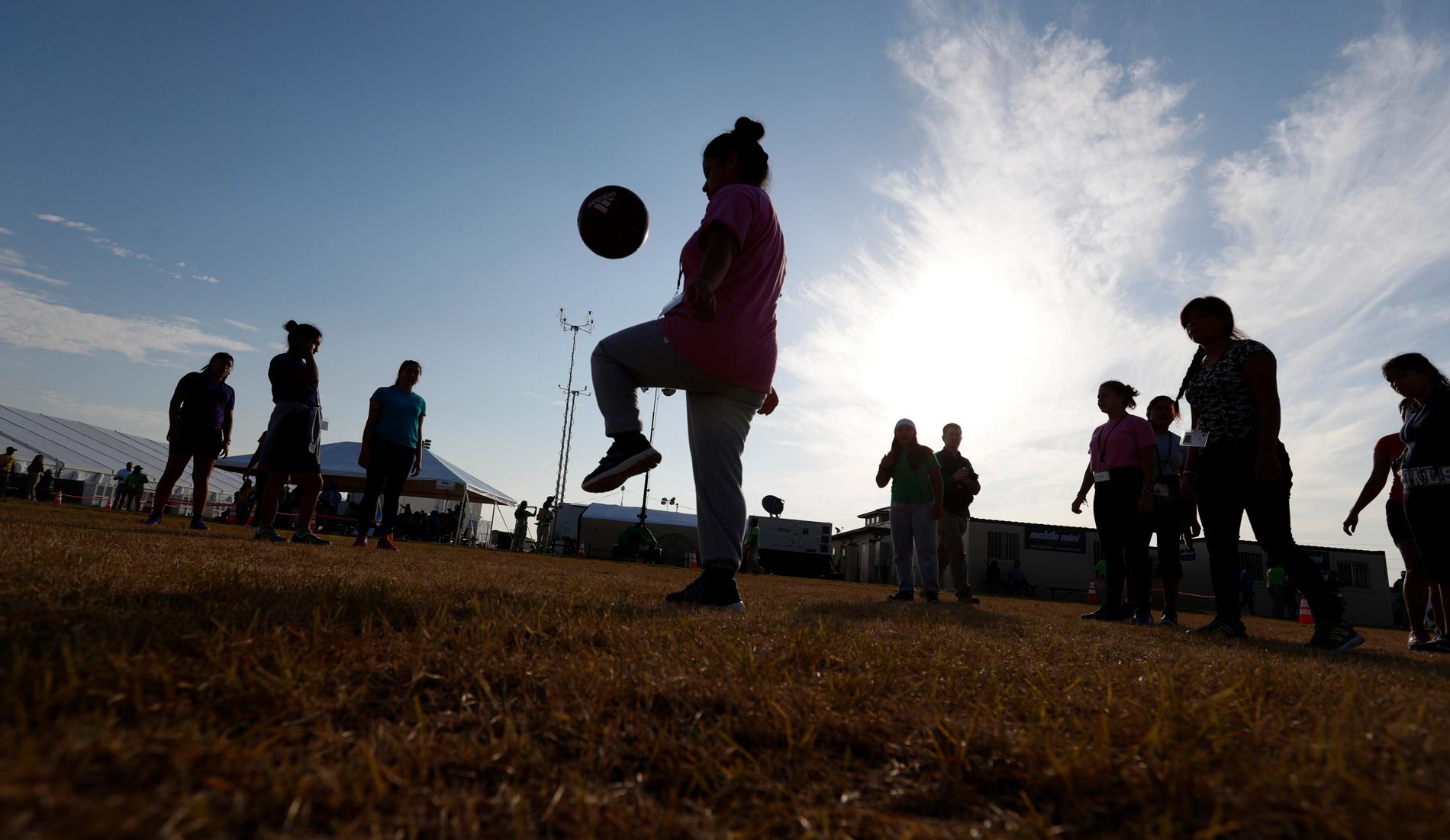 Fotboll i ett center för migrantbarn i Texas i södra USA. Arkivbild.