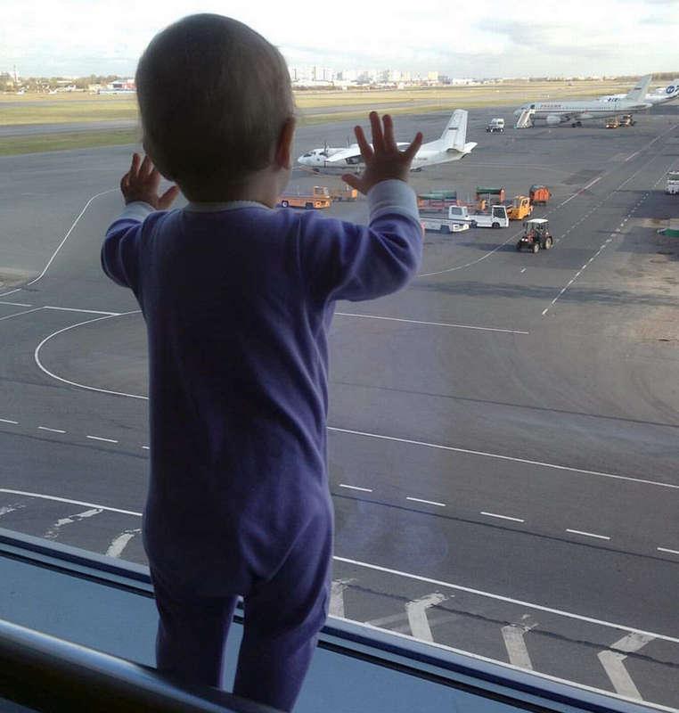 Tio månader gamla Darina Gromova tittade på de ­parkerade flygplanen i väntan på att få åka hem.