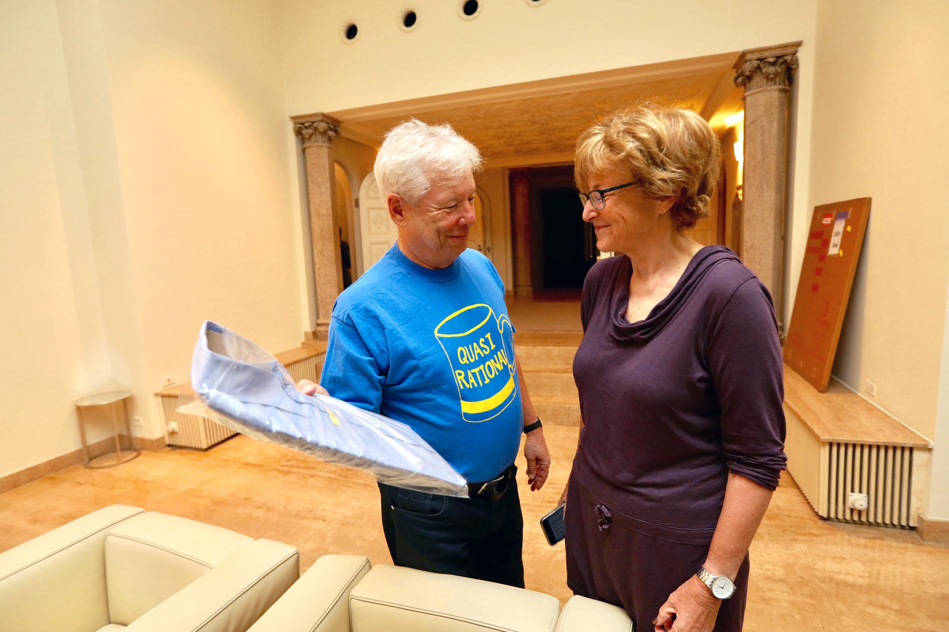 Richard Thaler consults konsulterar sin fru France Leclerc om skjortan han ska ha på sig vid intervjuerna efter att priset tillkännagivits.