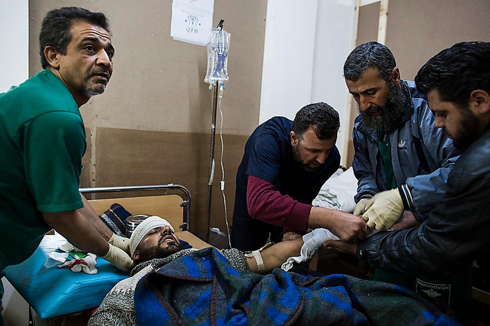 Doktor Abu Muhammad jobbar på en hemlig klinik tre mil norr om Damaskus. Av 12 000 doser motgift mot saringas kom bara 100 fram. Någon gav 300 000 dollar till kliniken men bara 50 000 nådde fram.”Tjuvar har inget namn här”, säger doktorn som är döv på högra örat efter en bombdetonation.