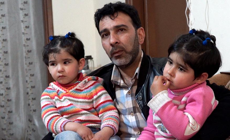 Pappa Abu Abdulrazzaq Osama Hamsh tillsammans med döttrarna Jana, 4 år och Hala, 3 år.  