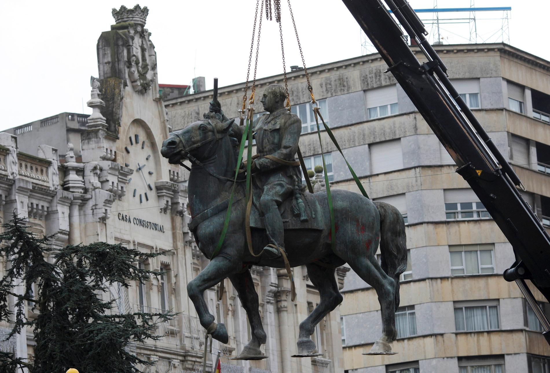 En av de sista statyerna av Spaniens diktator Francisco Franco togs bort i staden Santander 2008. Men hans namn lever än i dag kvar i namn på gator och orter. Arkivbild.