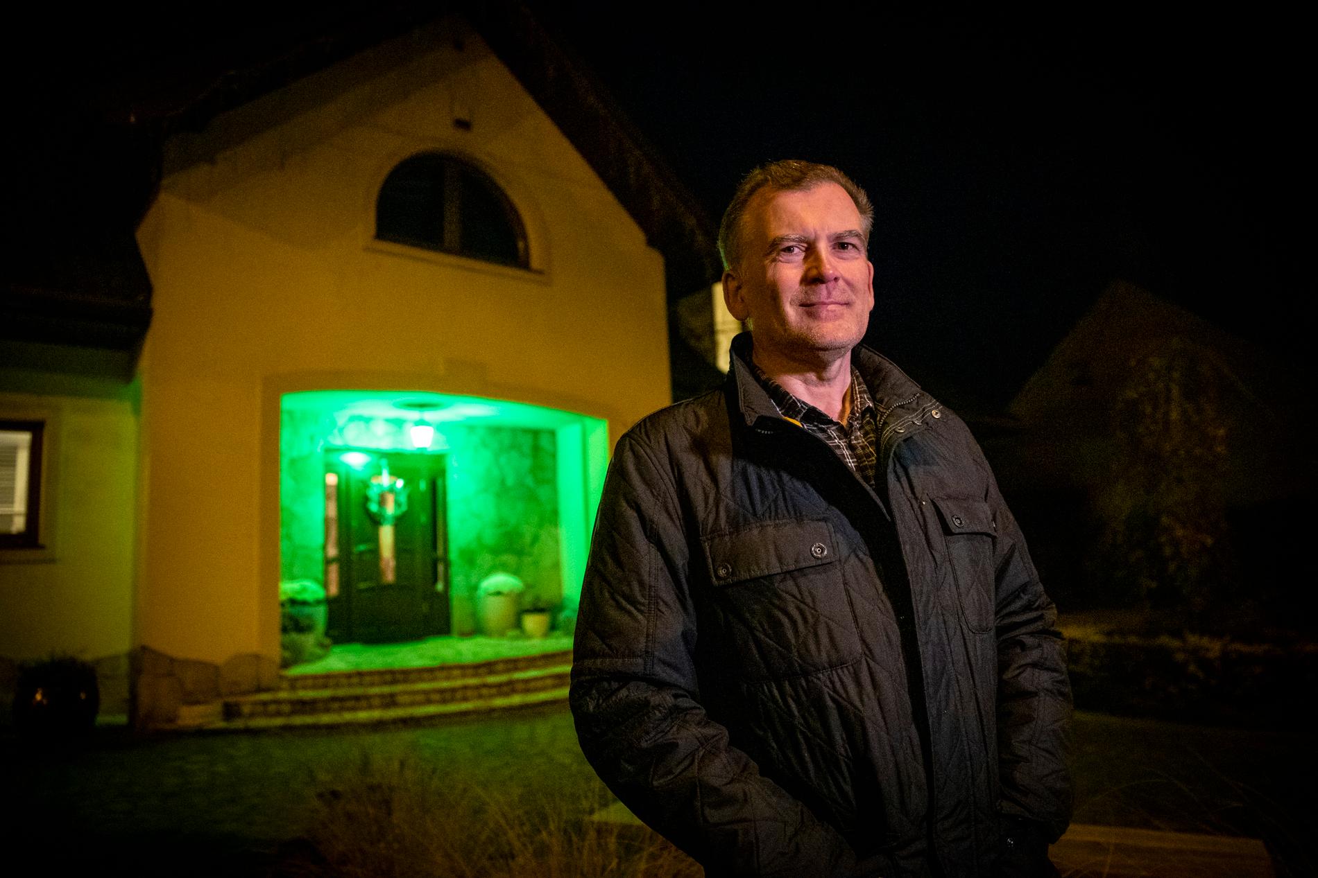 När Marek Nazarko tänder sin gröna lampa signalerar han att migranter kan leta sig dit för att få hjälp.