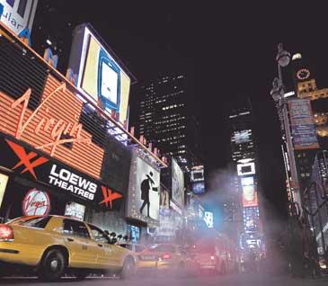 Times Square, New Yorks neonskimrande hjärta.