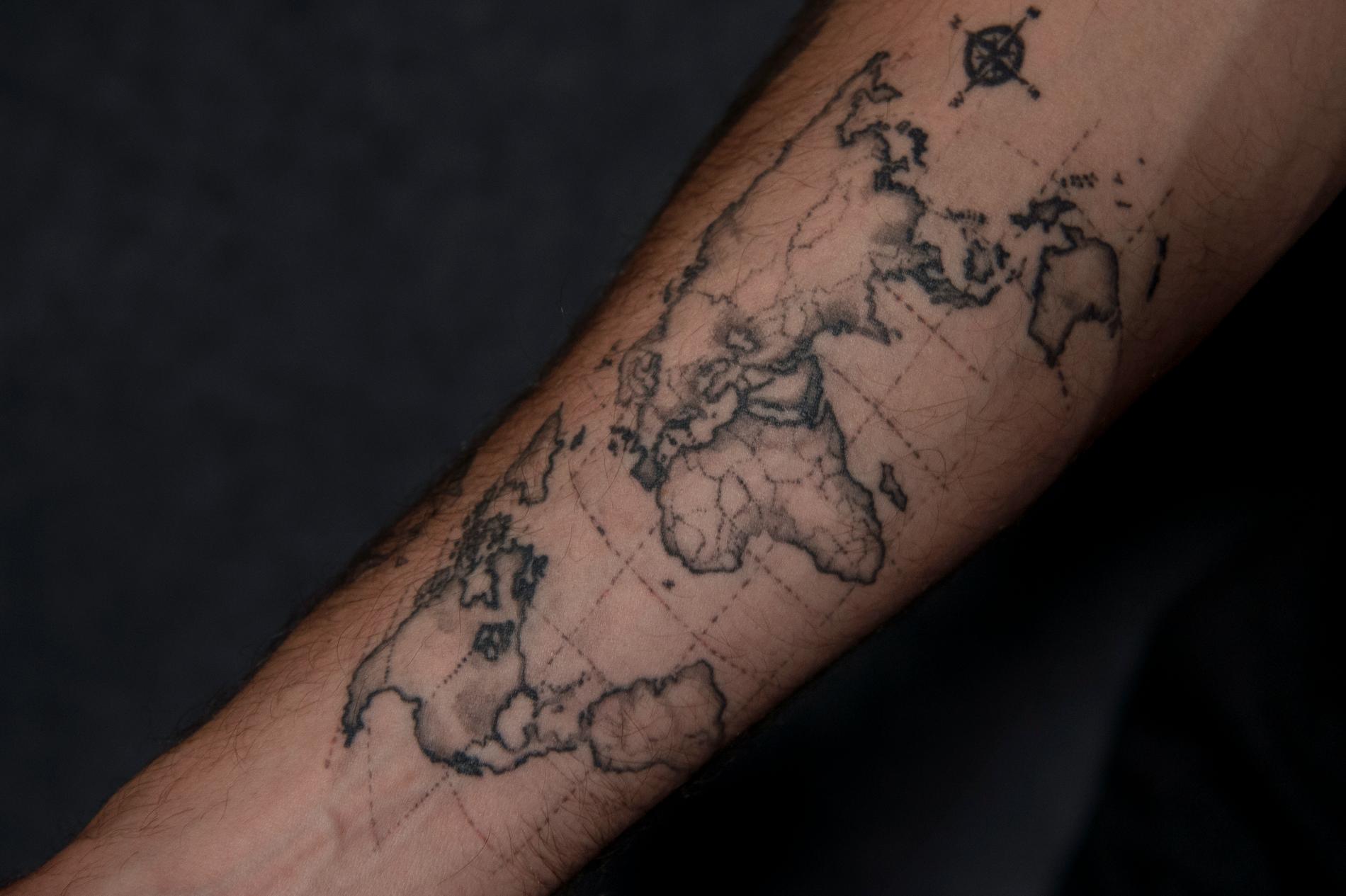 En världskarta på höger underarm