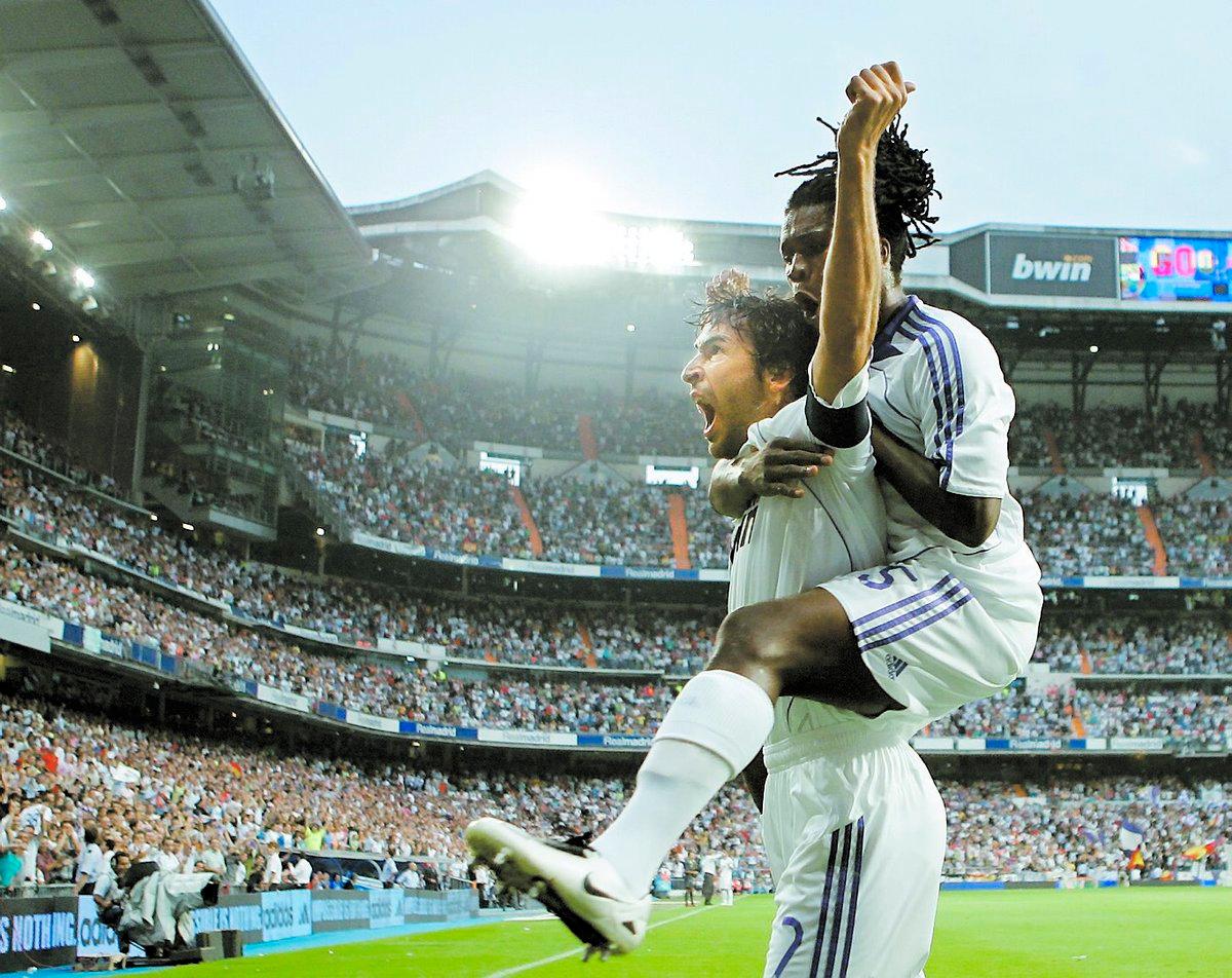 DERBY Raùl firar sitt mål i derbyt mellan Real Madrid och Atlético Madrid i går. Real vann matchen med 2-1.