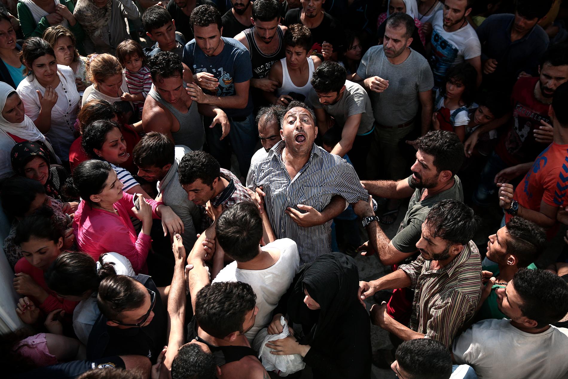 En flykting skriker i samband med registreringen av nyanlända flyktingar till Kos, Grekland.