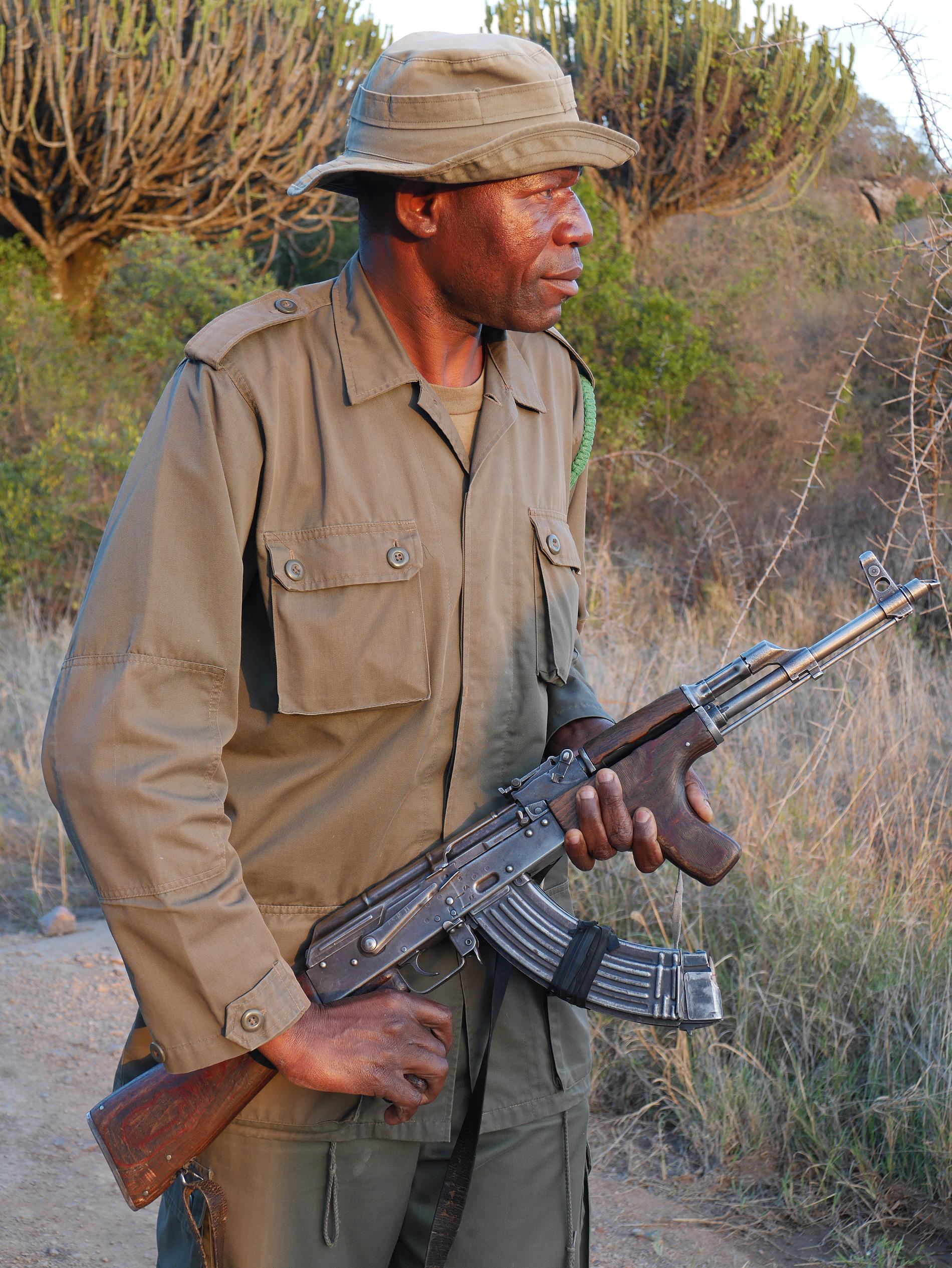 "Vi har inte lika mycket ammunition som tjuvjägarna", har Kerenge Magige, parkvakt i Serengeti i Tanzania, tidigare sagt till TT. Han är beväpnad med en automatkarbin, typ kalasjnikov.