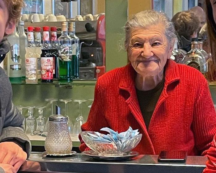 99-åriga italienskan Anna Possi har serverat kaffe i 65 år men slutade själv dricka drycken för länge sedan. 