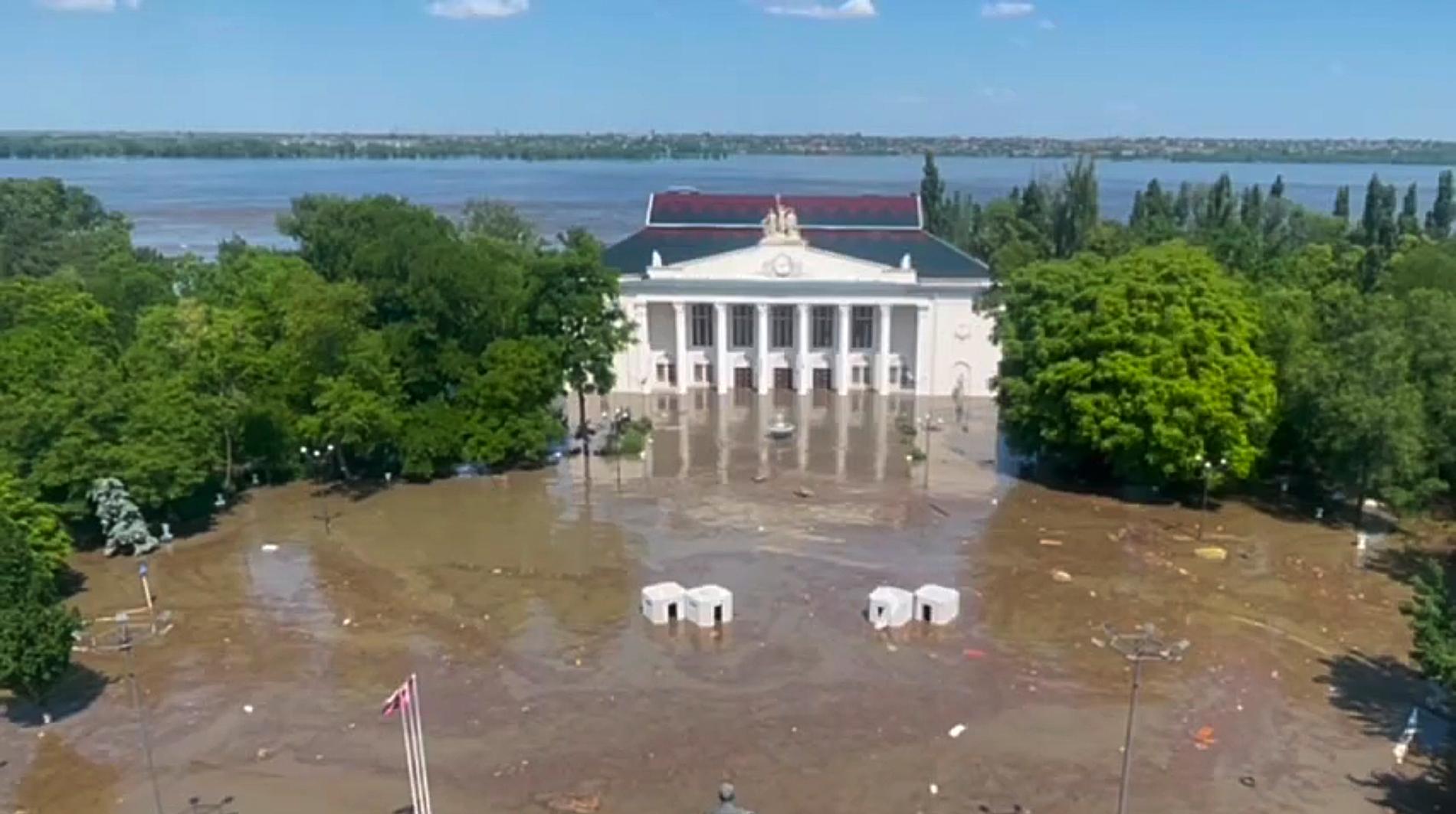 Torget i centrala Nova Kachovka översvämmades med vatten. 