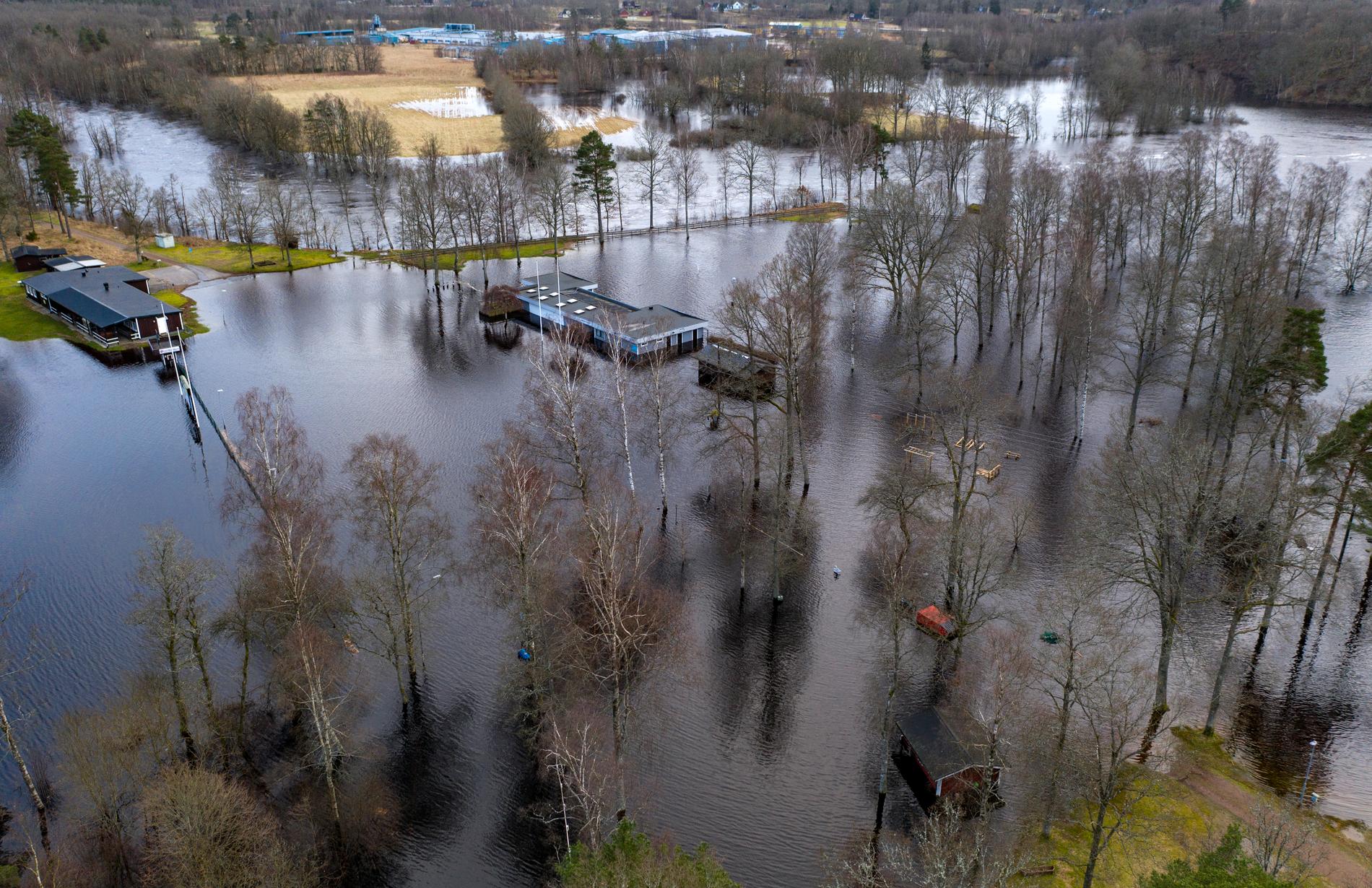 Lagan svämmar över sina breddar och byggnaderna står under vatten i Knäred. Översvämningsrisken längs Nissan och Lagan är stor.