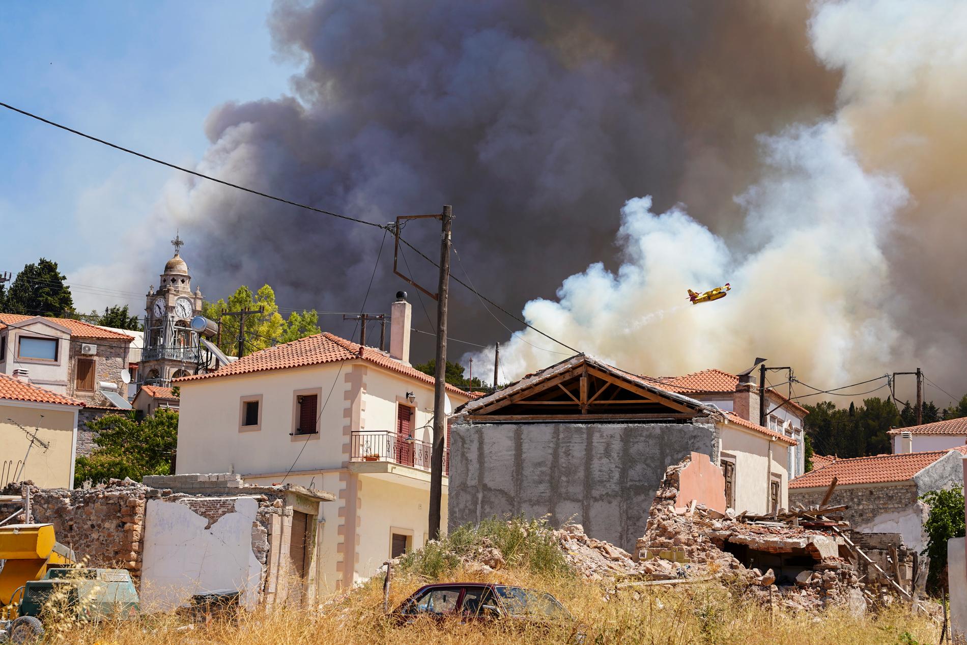 Branden på ön Lesbos sprider sig. Lågorna närmar sig byn Vrisa och omkring 200 personer har evakuerats.