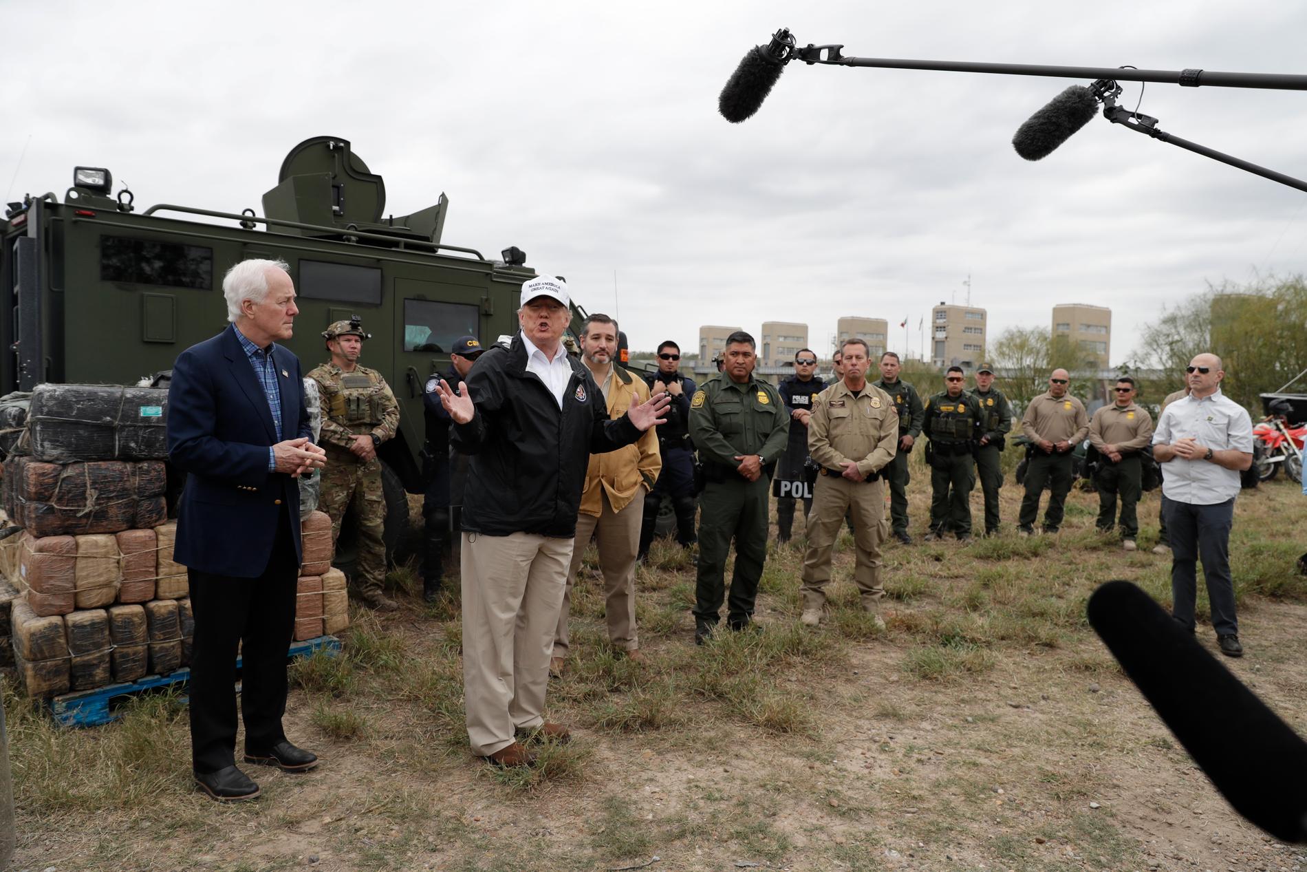USA:s president Donald Trump under sitt besök vid gränsen mot Mexiko.